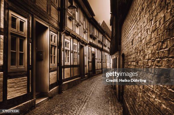 die gasse am ende der zeit - zeit fotografías e imágenes de stock