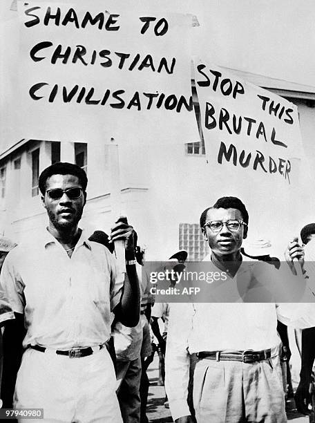 People demonstrate, in Avril 1960 in Johannesburg, in protest against the Sharpeville massacre, where at least 180 black Africans were injured and 69...