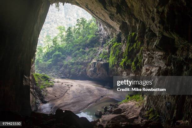 entrance to hang en cave in phong nha-ke bang national park, quang binh province, vietnam - phong nha kẻ bàng national park fotografías e imágenes de stock