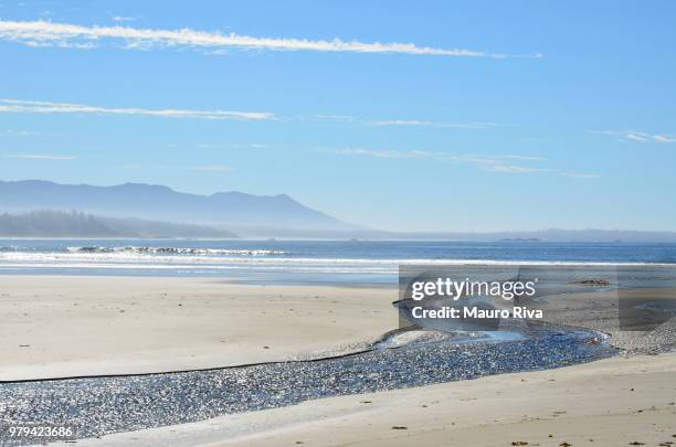 sandy long beach under partially clear sky, vancouver island, british columbia, canada - long beach britisch kolumbien stock-fotos und bilder