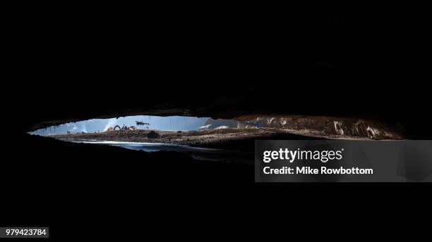 entrance and river inside of hang en cave in phong nha-ke bang national park, quang binh province, vietnam - phong nha kẻ bàng national park stock pictures, royalty-free photos & images