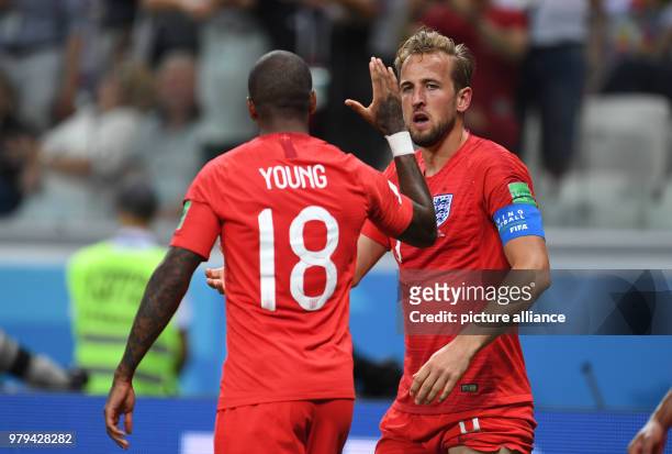 June 2018, Russia, Volgograd: Soccer: World Cup, Tunisia vs England, group stages, group G, Volgograd Stadium. England's Harry Kane and Ashley Young...