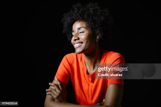 vrouw met de ogen gesloten op zwarte achtergrond - black background portrait stockfoto's en -beelden