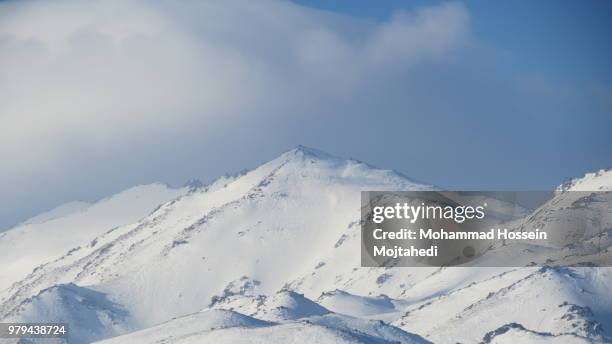 alvand mountain peak in zagros mountains covered in snow, hamadan, iran - hamadan fotografías e imágenes de stock