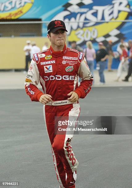 Kasey Kahne sprints to the pits during qualifying for the NASCAR Nextel Cup Tropicana 400 at Chicagoland Speedway, July 9, 2004.