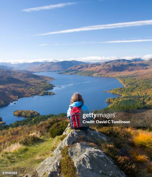 loch katrine from ben a'an, trossachs, scotland - newpremiumuk stockfoto's en -beelden