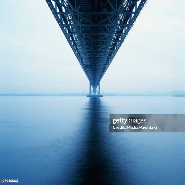 akashi-kaikyo suspension bridge in fog, japan - puente colgante fotografías e imágenes de stock