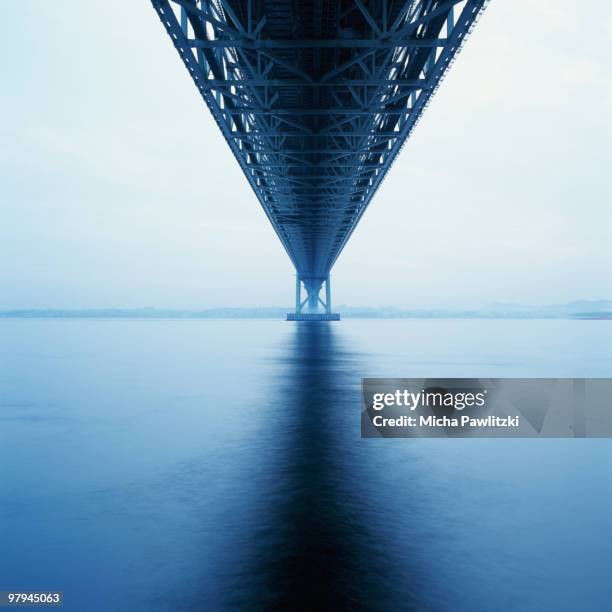 akashi-kaikyo suspension bridge in fog, japan - kobe japan ストックフォトと画像