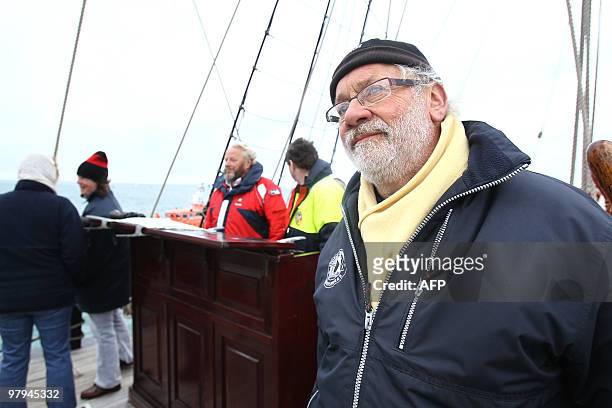 Un grand trois mâts, réplique d'une frégate corsaire, amarre à Saint-Malo ". The owner of the British three mast "Grand Turk", Bob Escoffier and his...