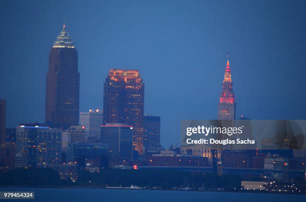 downtown cleveland skyline at dusk - cleveland ohio flats stock pictures, royalty-free photos & images