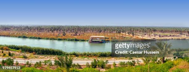 landscape with river and plains under clear sky, iraq - euphrates river - fotografias e filmes do acervo