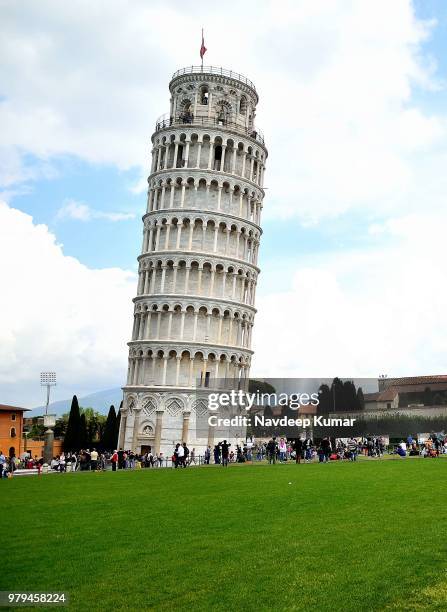 tourists by leaning tower of pisa, pisa, italy - leaning tower of pisa stockfoto's en -beelden