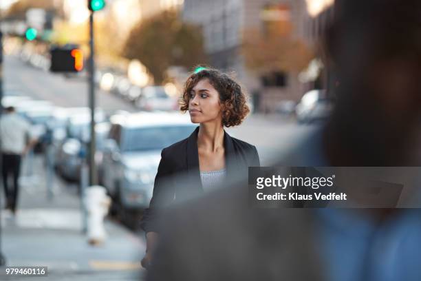 businesspeople walking in pedestrian crossing - people walking street stockfoto's en -beelden