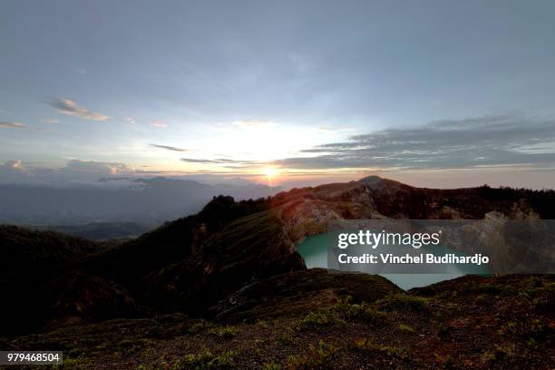 crater lake at dawn, flores, east nusa tenggara, indonesia - nusa tengara oriental imagens e fotografias de stock