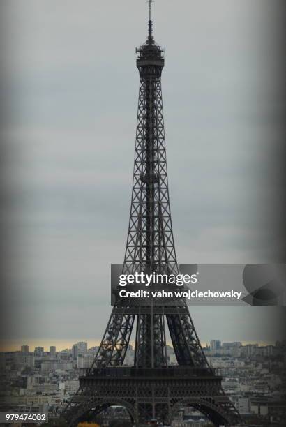 eiffel tower - vahn stock pictures, royalty-free photos & images