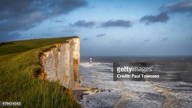beachy head chalk cliff by sea, eastbourne, england, uk - beachy head stockfoto's en -beelden