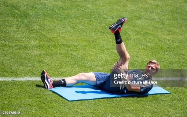 June 2018, Russia, Gelendzhik: Soccer, World Cup, national team, Sweden. The Swedish player Emil Forsberg stretches during the training session of...