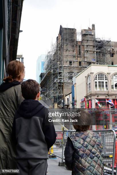 Family stops to look at the remains of the Glasgow School of Art Mackintosh building, which was completly burned out in a major fire, still carry...