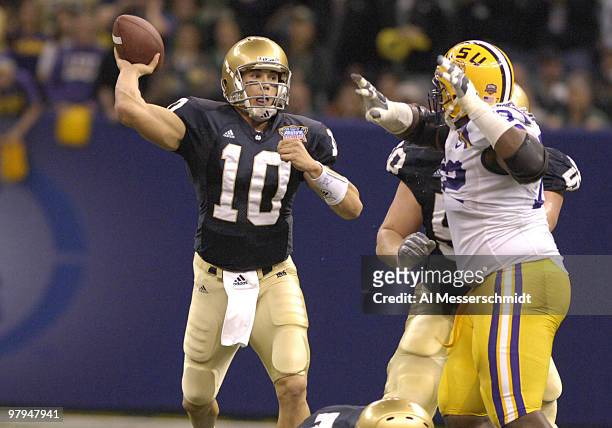 Brady Quinn pass complete to David Grimes for 24 yards for a touchdown in the first quarter during the AllState Sugar Bowl match Notre Dame vs LSU on...