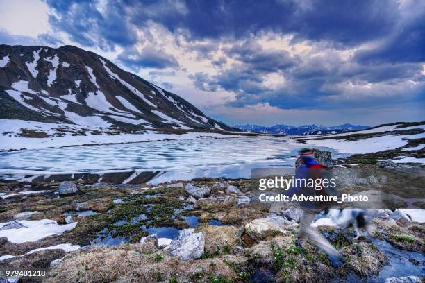 vistas de lago al atardecer con la montaña de aspen colorado - aspen mountain fotografías e imágenes de stock