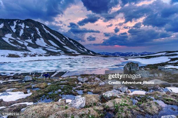 vistas de lago al atardecer con la montaña de aspen colorado - aspen mountain fotografías e imágenes de stock