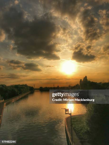 sonne am kanal - meerkanal stockfoto's en -beelden