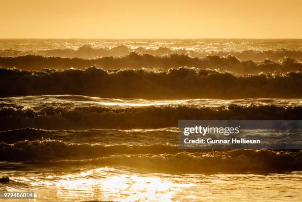 sunset at ocean beach - gunnar helliesen fotografías e imágenes de stock