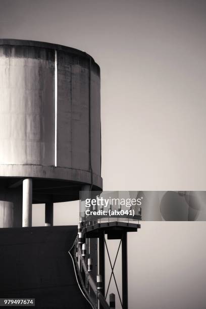 the end of the road... - water tower storage tank - fotografias e filmes do acervo
