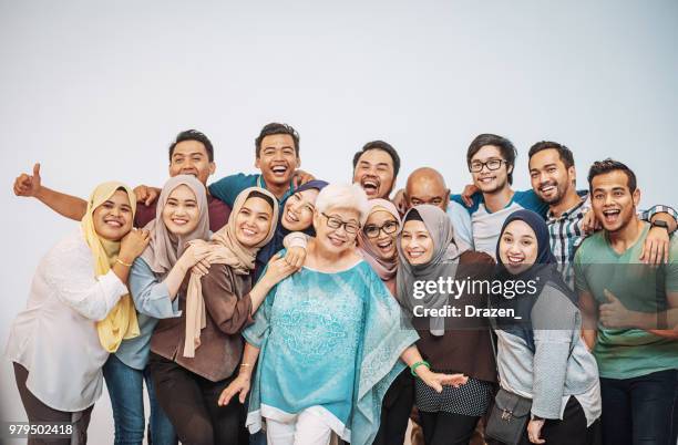 veel multi-etnische mensen, plezier - jonge senioren in groep stockfoto's en -beelden