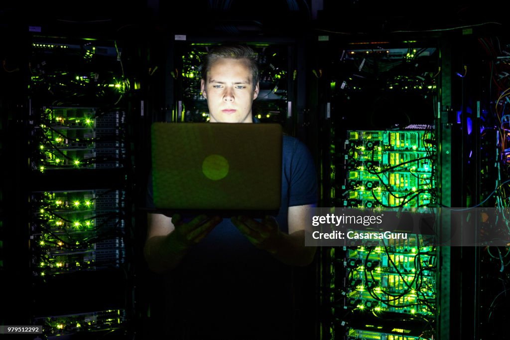 Jonge Man met Laptop in Supercomputer kamer