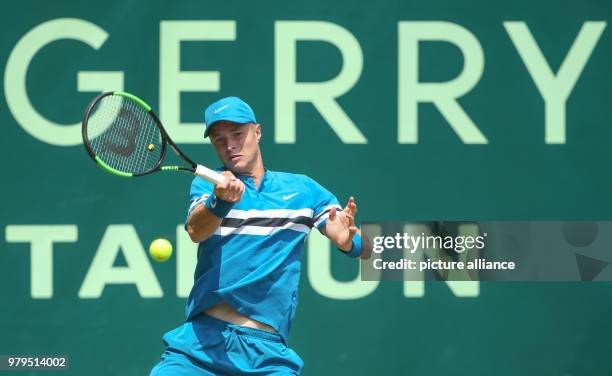 June 2018, Germany, Halle: Tennis, 2018 ATP World Tour, single, Men's, last sixteen. Germany's Rudolf Molleker in action against Georgia's...