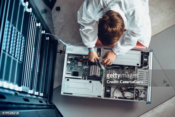 het engineer onderhoud deel van een supercomputer - super computer stockfoto's en -beelden