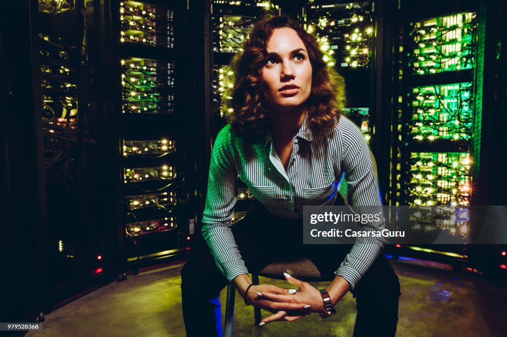 Herrisch geschäftsfrau im Serverraum