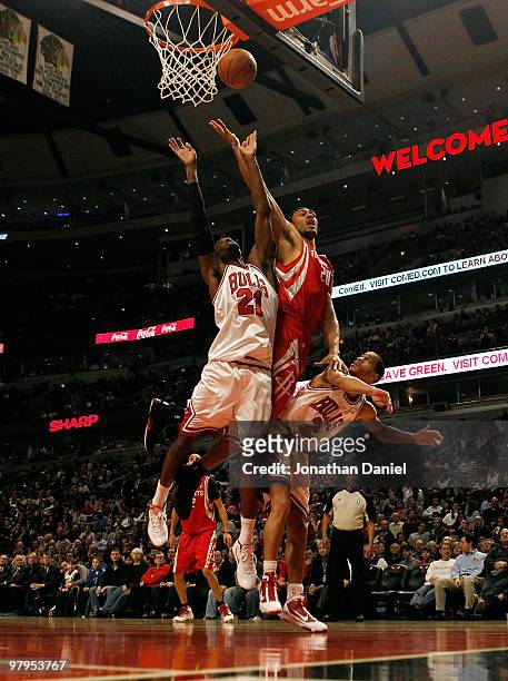 Jared Jefferies of the Houston Rockets tries to put up a shot between Hakim Warrick and Jannero Pargo of the Chicago Bulls at the United Center on...