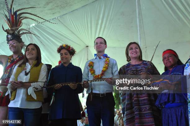 Karen Quiroga, Alejandra Barrales, Ricardo Anaya, Presidential candidate For Mexico to the Front Coalition and Xóchitl Gálvez look on during a...