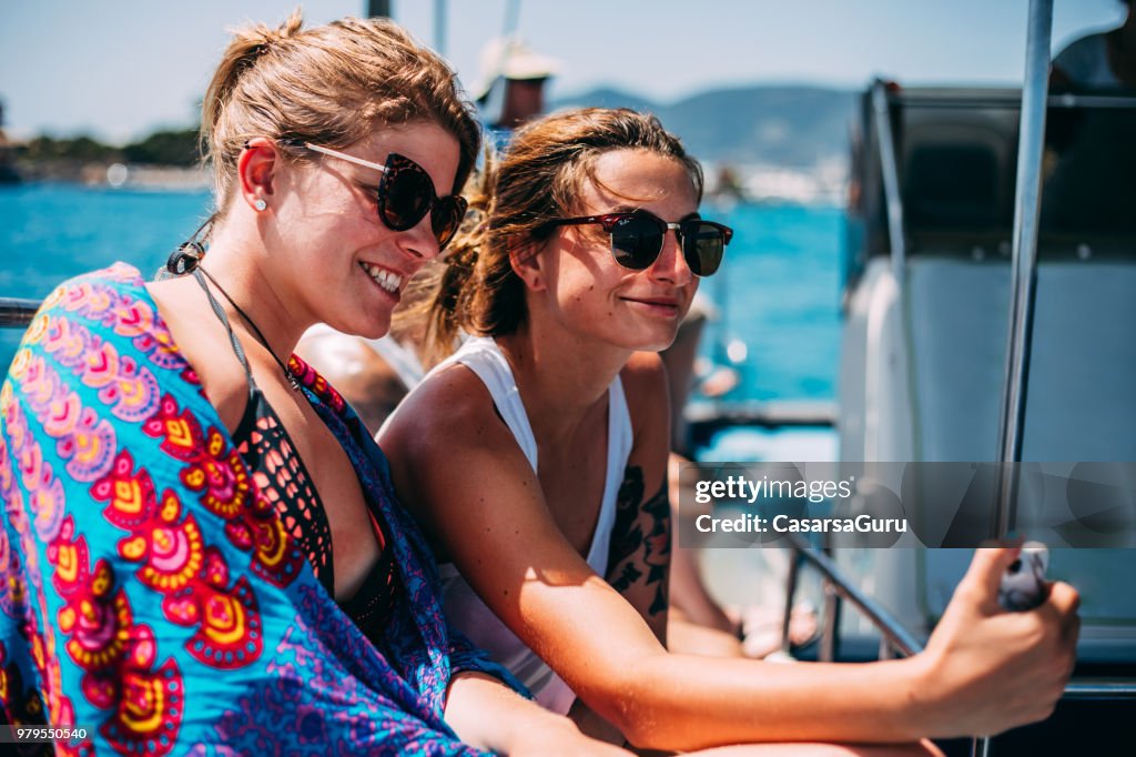 Duas mulheres fazendo um Selfie na viagem de barco