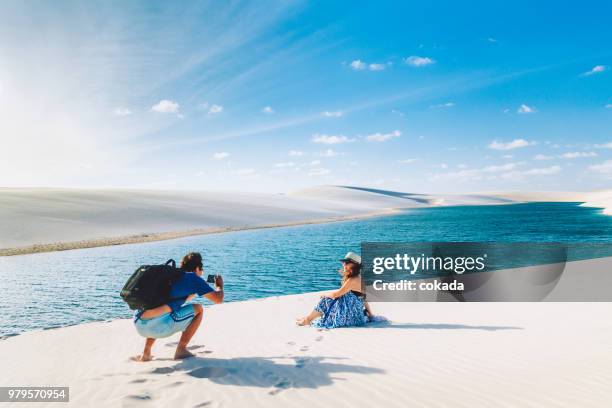 casal tirando uma foto no lençois maranhenses - lencois maranhenses national park - fotografias e filmes do acervo