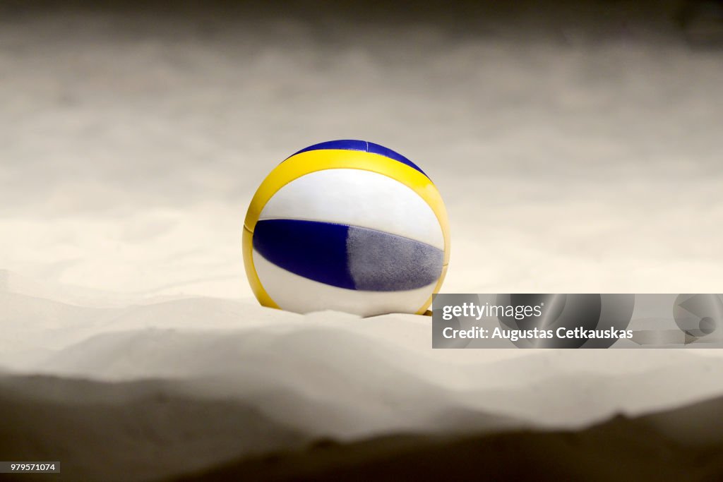 Volleyball auf Sand am Strand