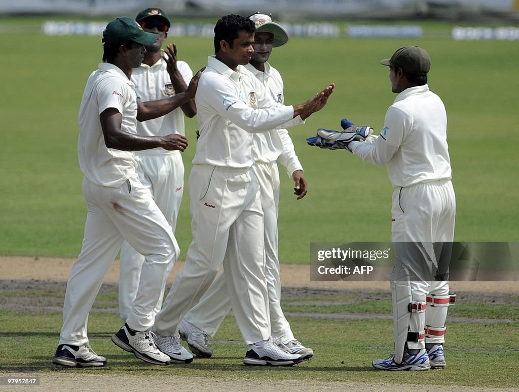 Bangladeshi cricketer Mushfiqur Rahim (R
