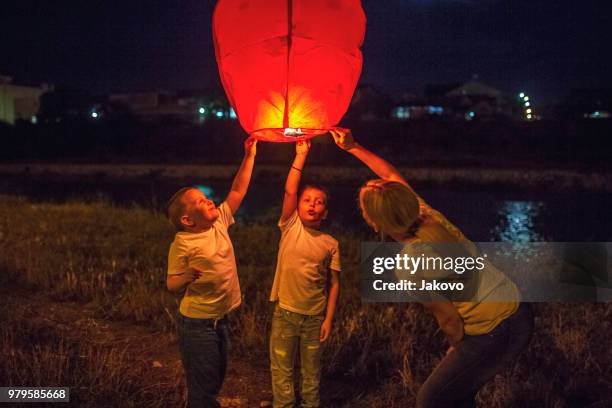 releasing paper lanterns - releasing lanterns stock pictures, royalty-free photos & images