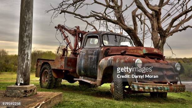 1954 chevrolet custom tow truck (4) - 2014 1954 stock pictures, royalty-free photos & images