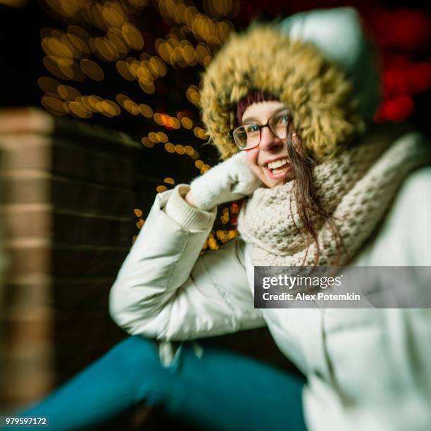 el adolescente de 15 años de edad chica disfruta de iluminación de navidad en la ciudad de brooklyn heights, nueva york - alex potemkin or krakozawr fotografías e imágenes de stock