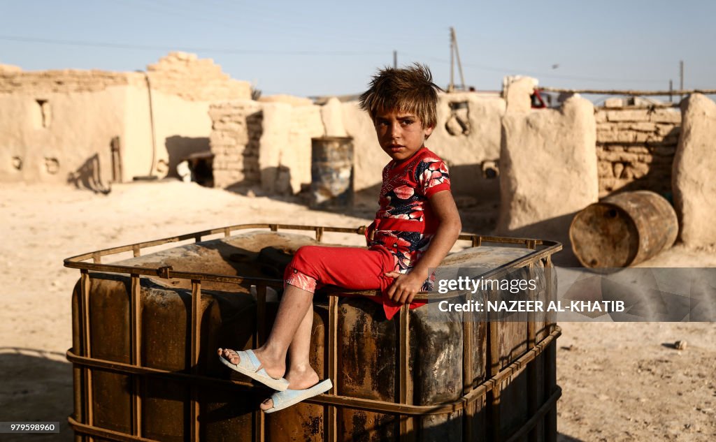 TOPSHOT-SYRIA-CONFLICT-MANBIJ-DISPLACED