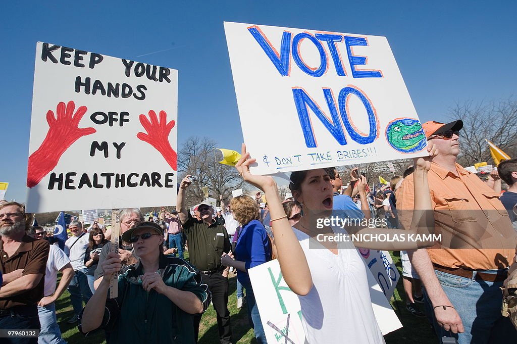 Supporters of the Tea Party movement dem