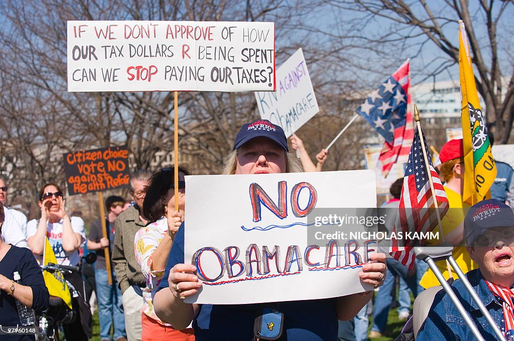 Supporters of the Tea Party movement dem