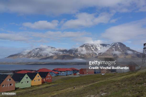 detached houses with mountains in background, longyearbyen, svalbard, norway - longyearbyen imagens e fotografias de stock