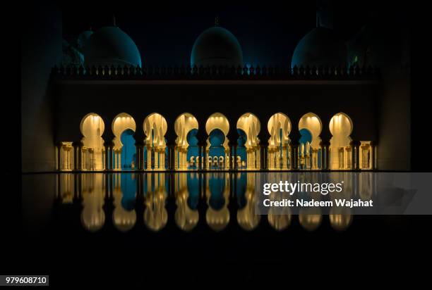 surrounded - architecture islamique photos et images de collection