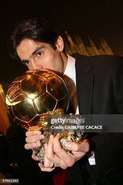 Milan's Brazilian midfielder Kaka arrives in Piazza del Duomo square in Milan 02 December 2007 with his trophy after being awarded as France...