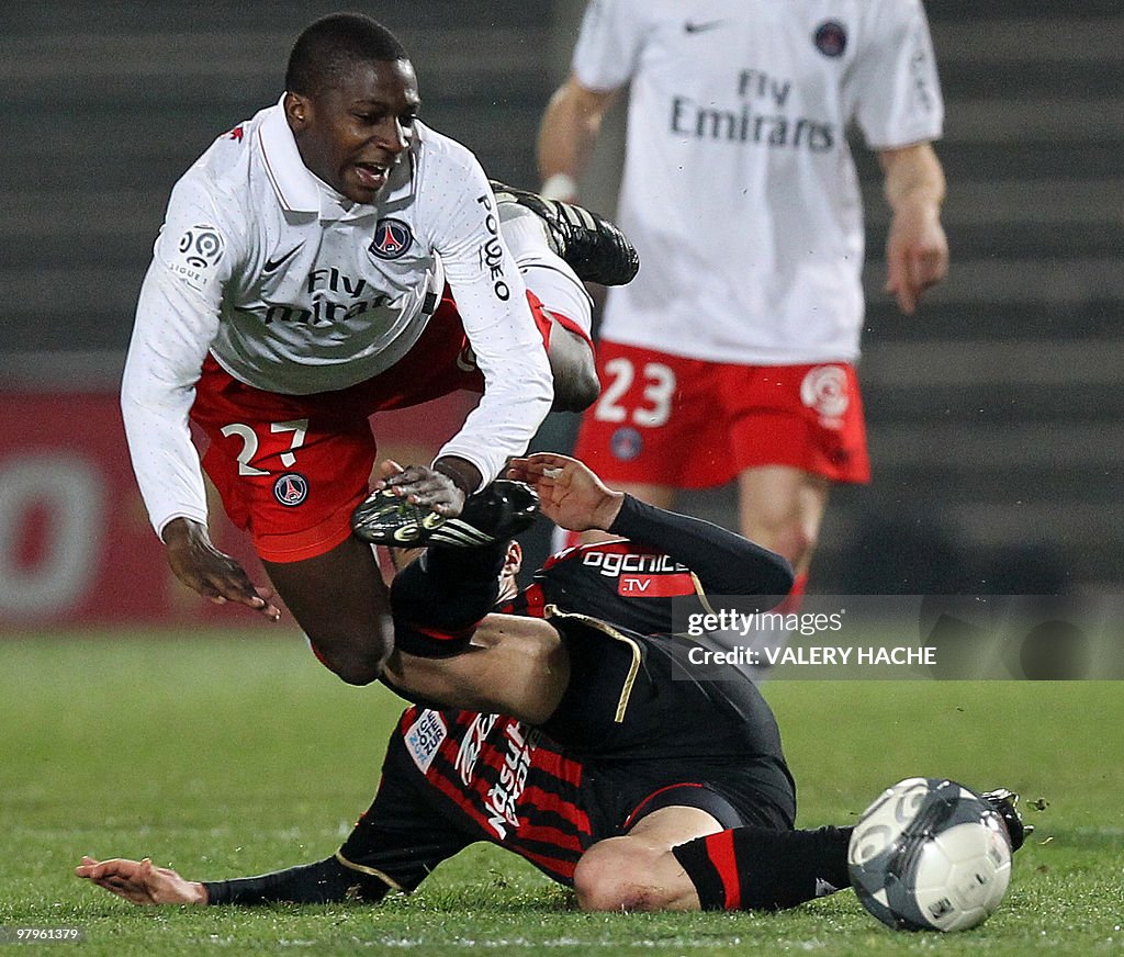 PSG midfielder Younousse Sankhare (L) vi