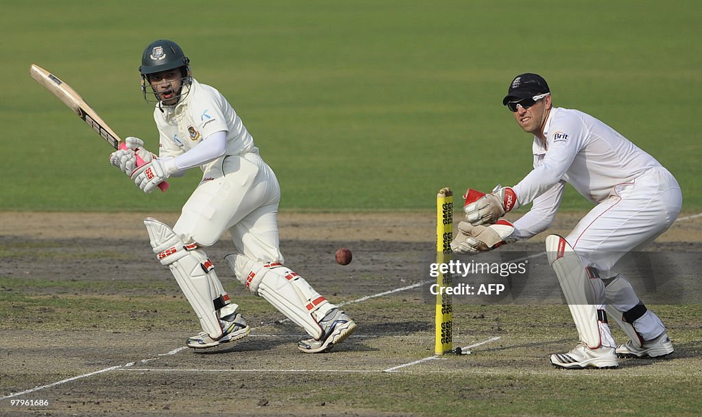 Bangladeshi cricketer Mushfiqur Rahim (L